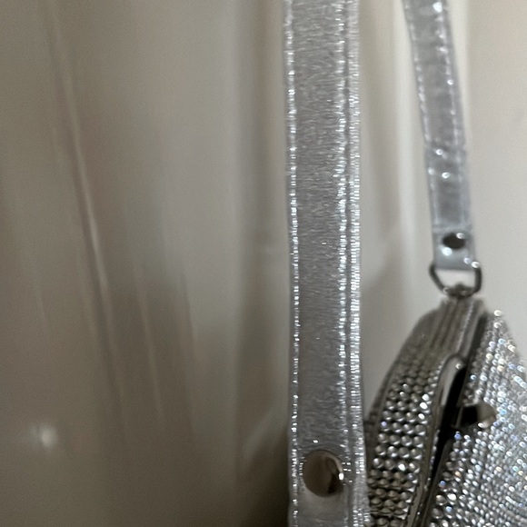 A Silver Sequin Clutch! - Picture 4 of 6